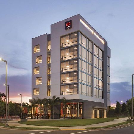 Отель Radisson Red Miami Airport Экстерьер фото