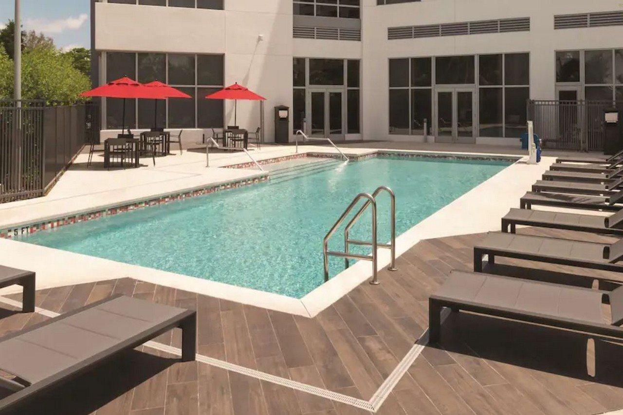 Отель Radisson Red Miami Airport Экстерьер фото