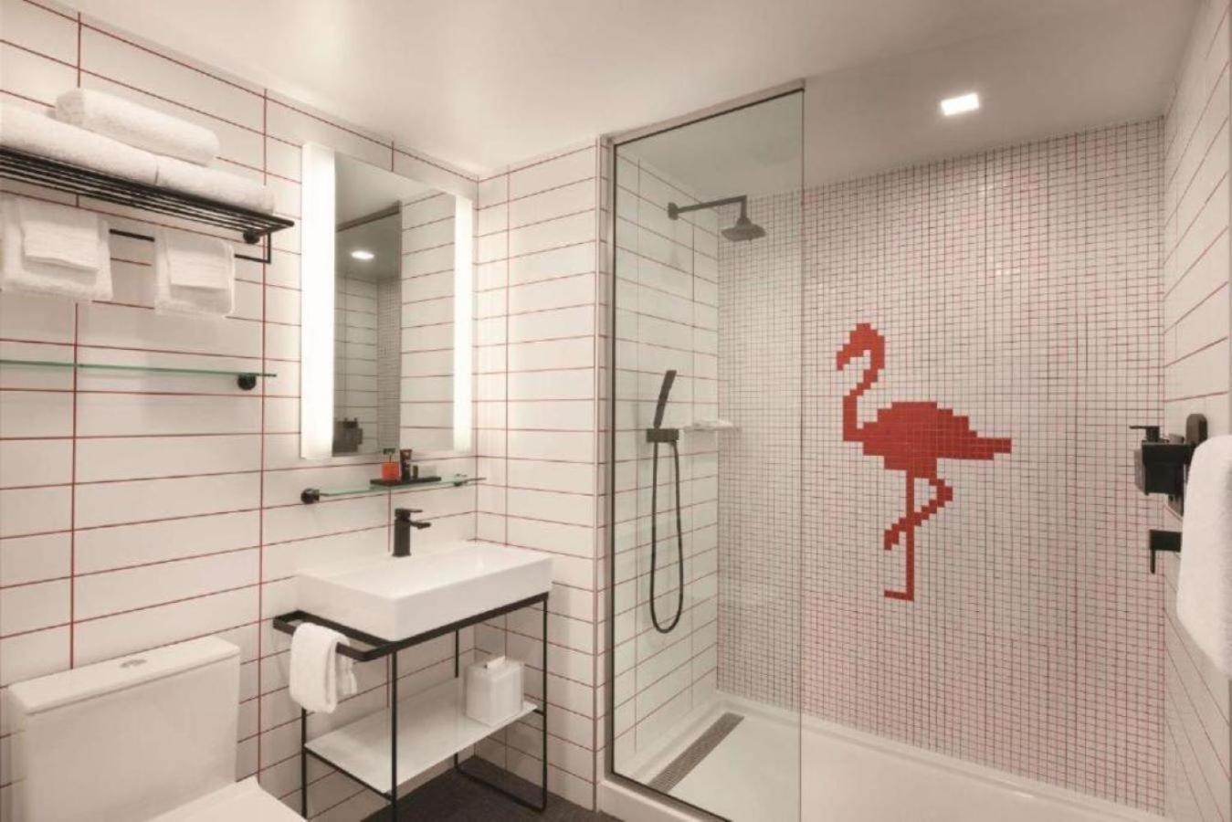 Отель Radisson Red Miami Airport Экстерьер фото