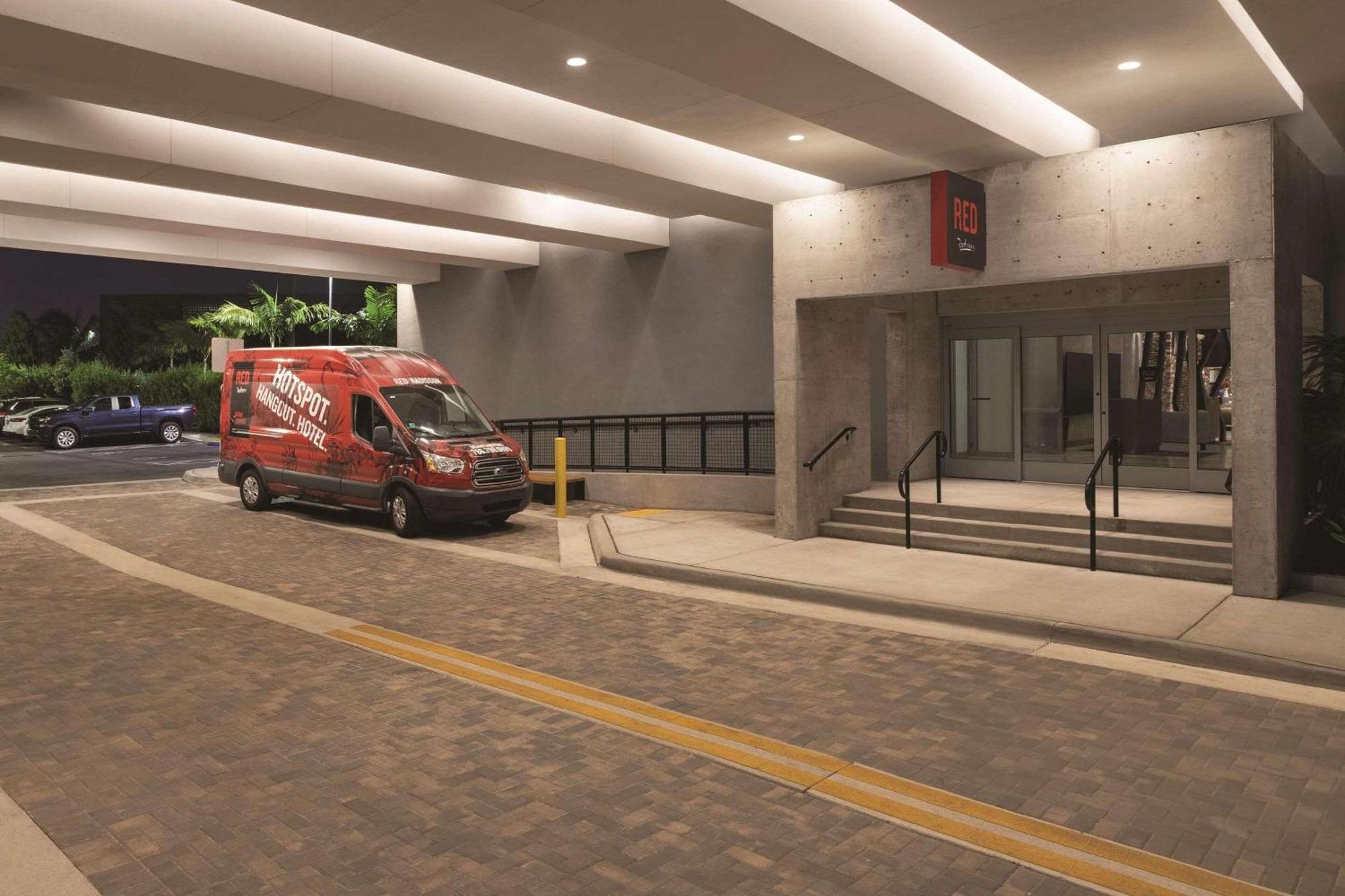 Отель Radisson Red Miami Airport Экстерьер фото