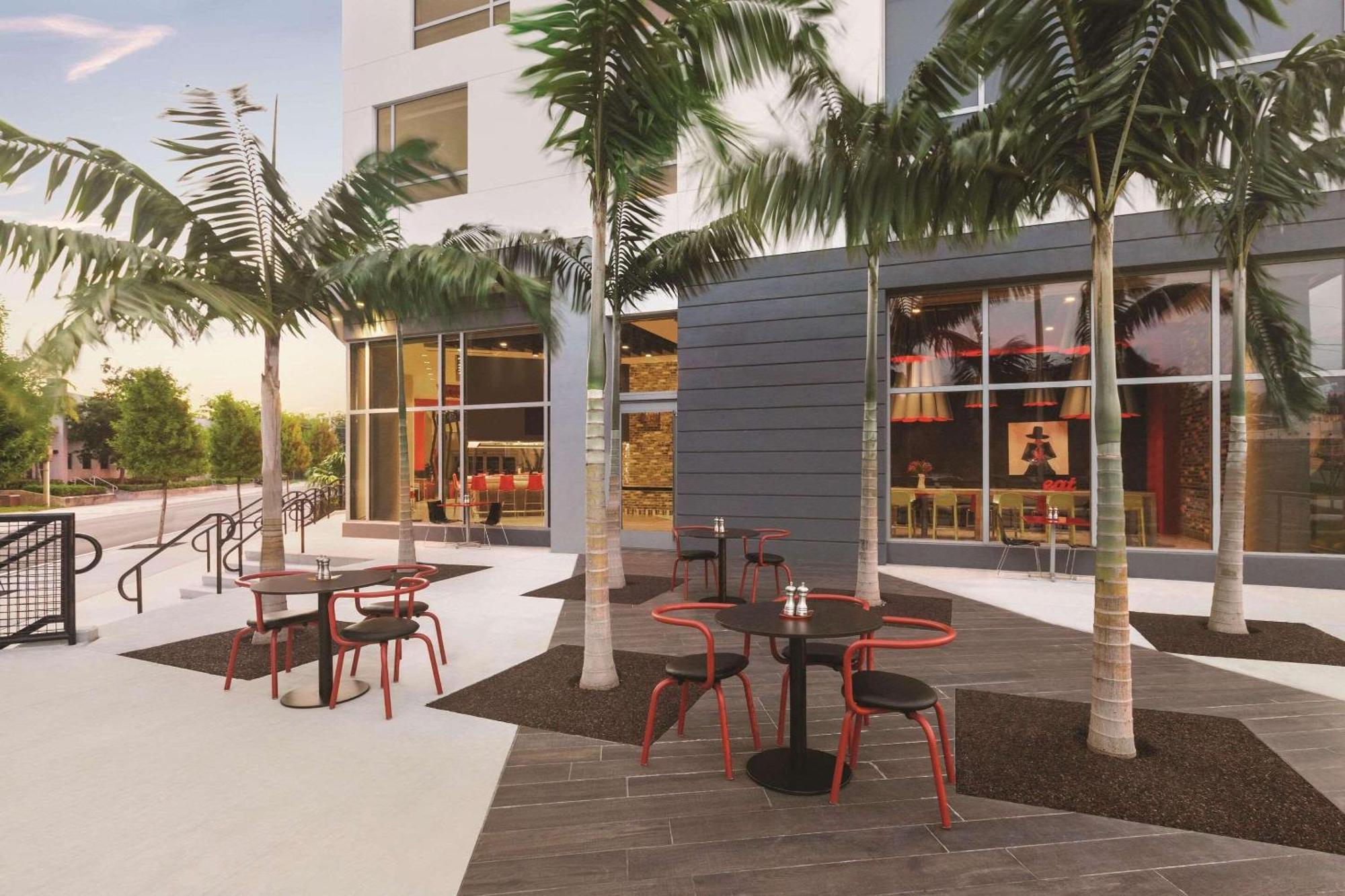 Отель Radisson Red Miami Airport Экстерьер фото