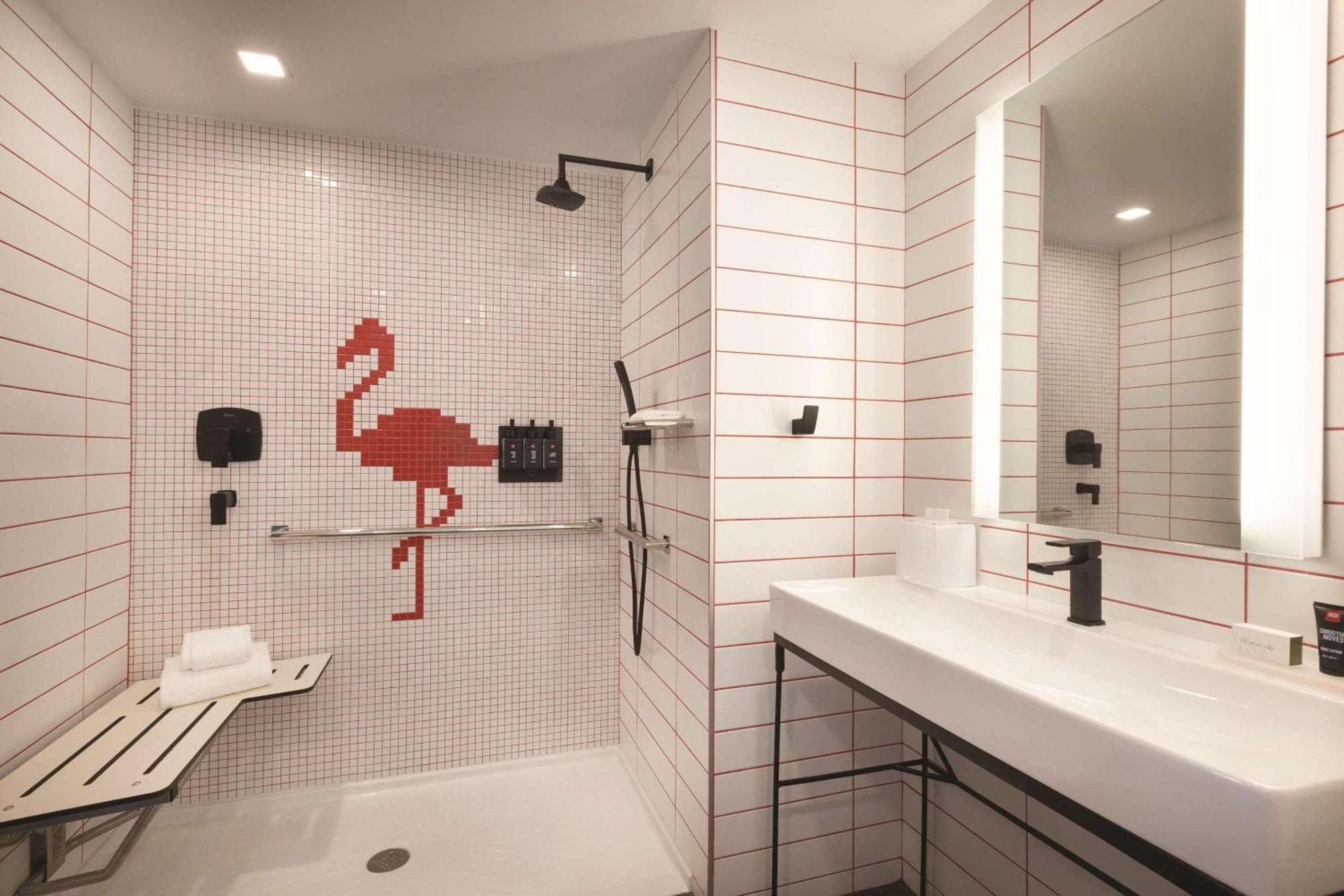 Отель Radisson Red Miami Airport Экстерьер фото