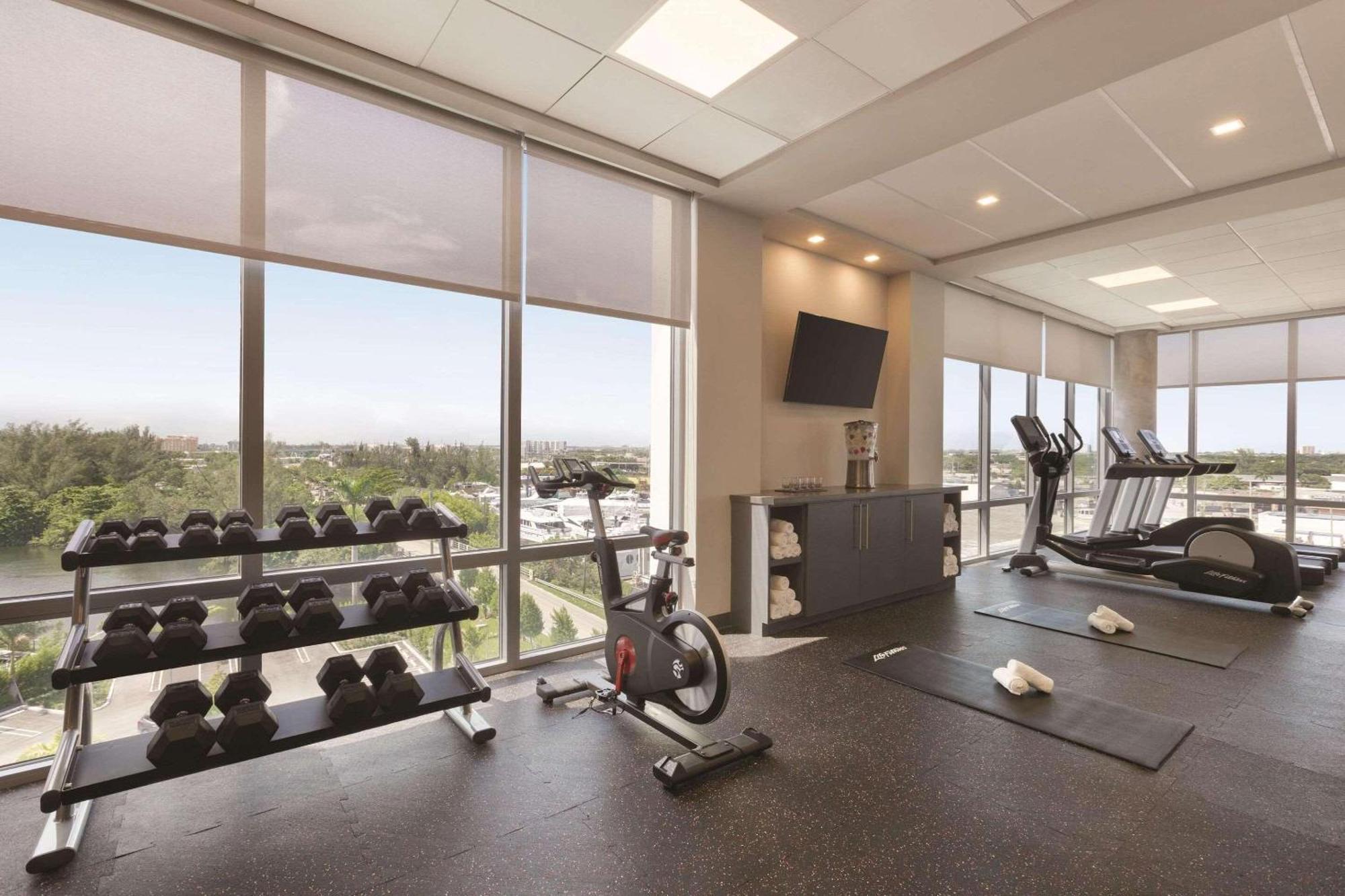 Отель Radisson Red Miami Airport Экстерьер фото