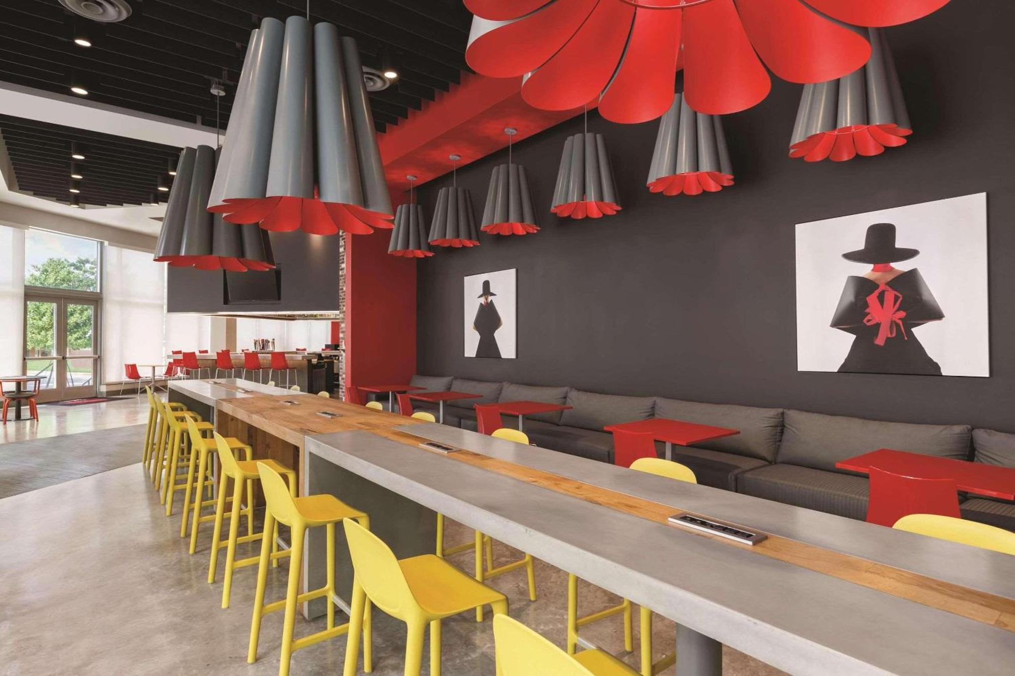 Отель Radisson Red Miami Airport Экстерьер фото