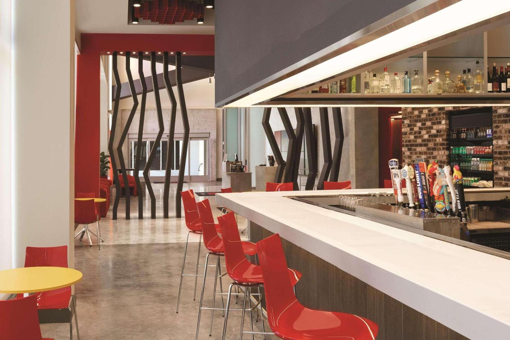 Отель Radisson Red Miami Airport Экстерьер фото