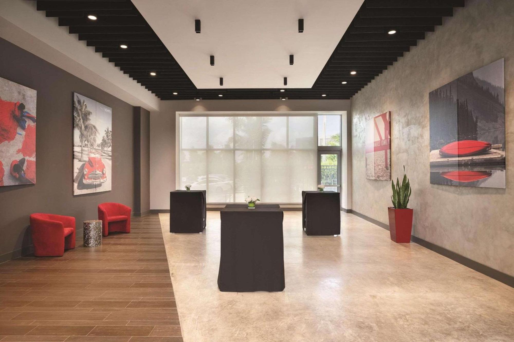 Отель Radisson Red Miami Airport Экстерьер фото