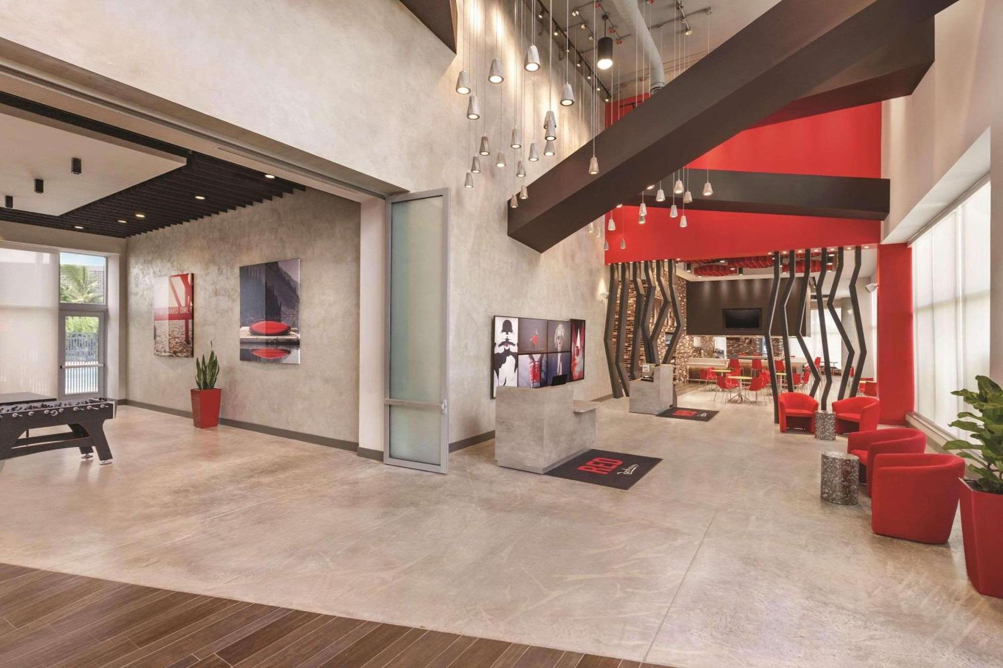 Отель Radisson Red Miami Airport Экстерьер фото