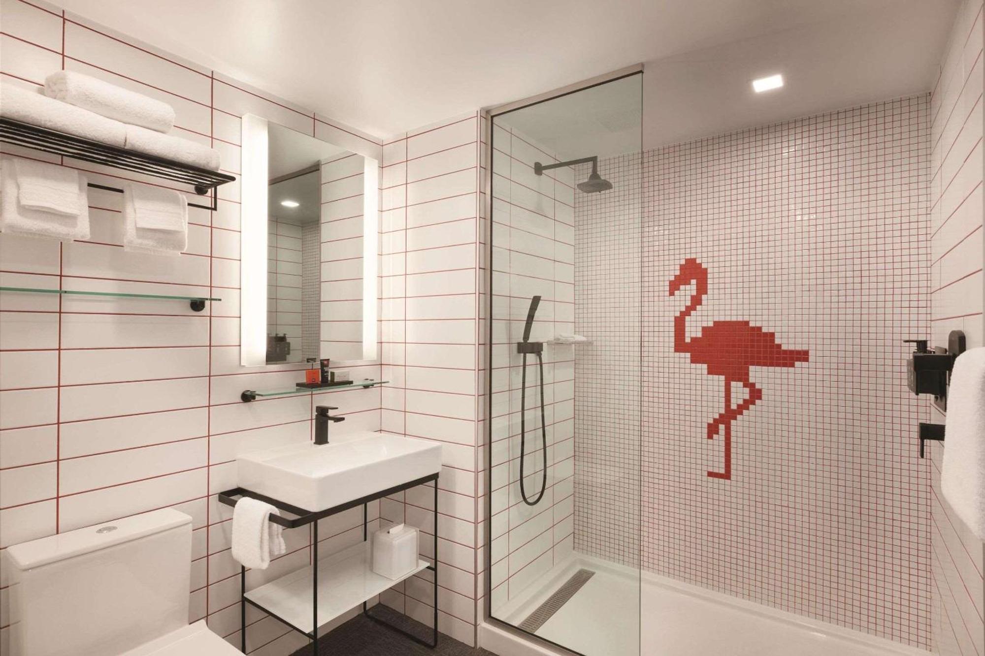 Отель Radisson Red Miami Airport Экстерьер фото