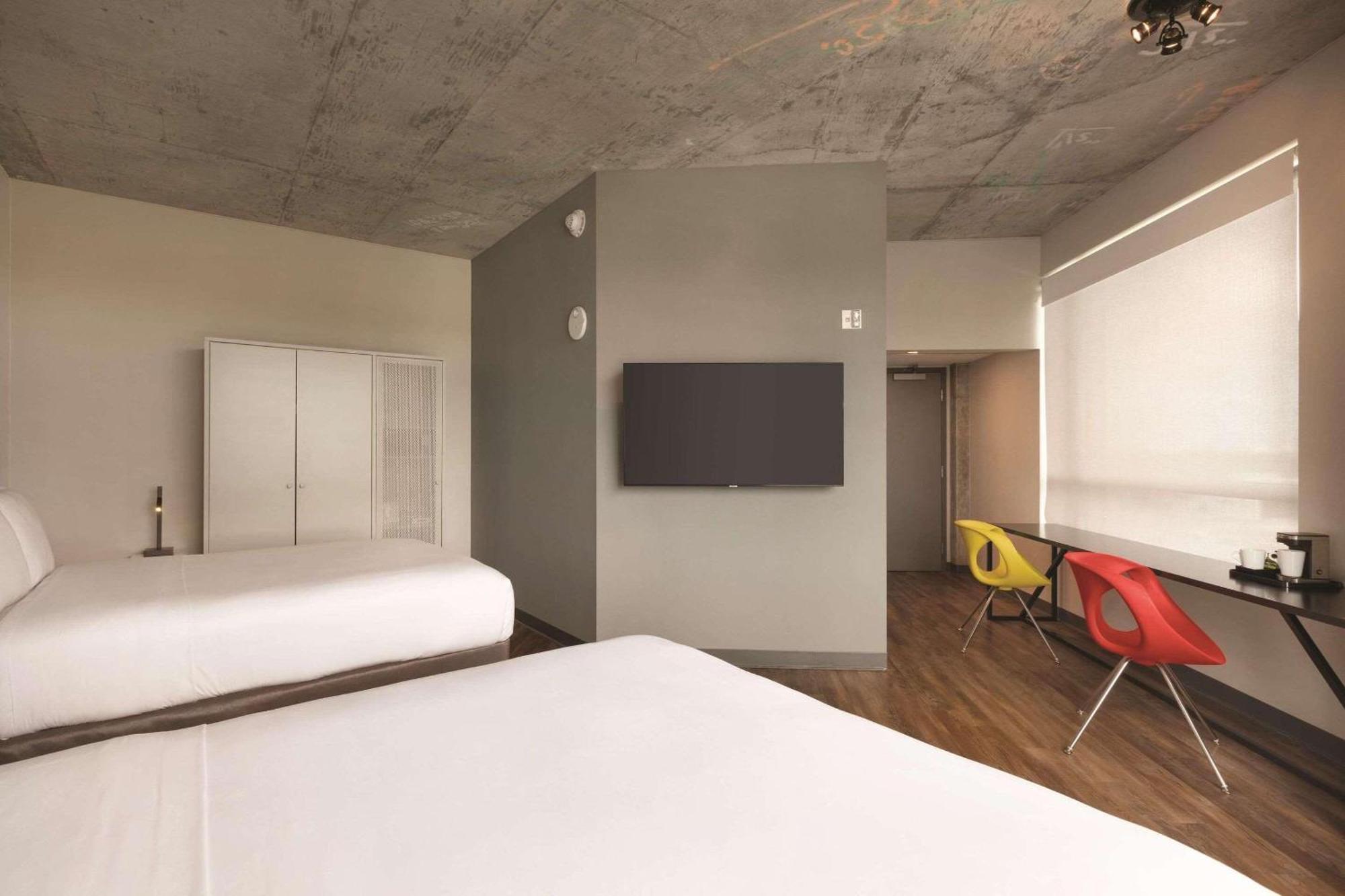 Отель Radisson Red Miami Airport Экстерьер фото