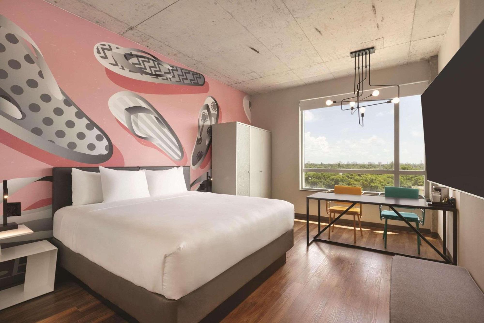 Отель Radisson Red Miami Airport Экстерьер фото