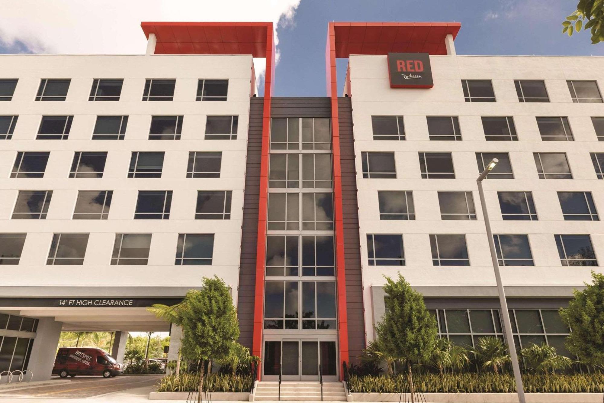 Отель Radisson Red Miami Airport Экстерьер фото
